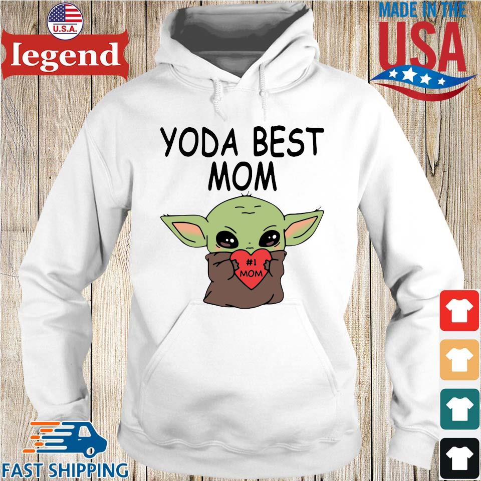 https://images.legendusashirt.com/2022/12/official-baby-yoda-hug-heart-1-mom-yoda-best-mom-shirt-Hoodie-trang-min.jpg